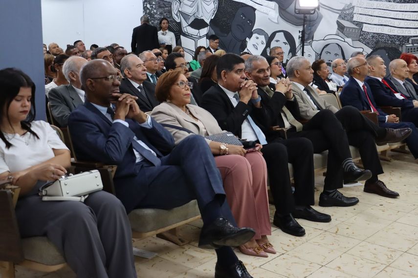 La Universidad de Panamá (UP) conmemoró sus 90 años de fundación con la presentación del informe de Rendición de Cuentas en el Centro Regional Universitario de Panamá Oeste, en un acto encabezado por el rector Dr. Eduardo Flores Castro. La Universidad de Panamá (UP) conmemoró sus 90 años de fundación con la presentación del informe de Rendición de Cuentas en el Centro Regional Universitario de Panamá Oeste, en un acto encabezado por el rector Dr. Eduardo Flores Castro.