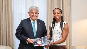 Mulino junto a Joselyne Edwards Laboriel, conocida en el mundo de las artes marciales mixtas como “La Pantera”.