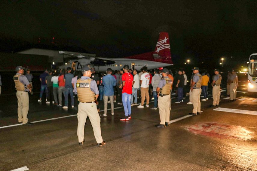 Esta mañana, a las 6:00 a.m., se llevó a cabo la deportación de 41 ciudadanos colombianos—38 hombres y 3 mujeres—que infringieron las leyes migratorias de Panamá. Esta mañana, a las 6:00 a.m., se llevó a cabo la deportación de 41 ciudadanos colombianos—38 hombres y 3 mujeres—que infringieron las leyes migratorias de Panamá.