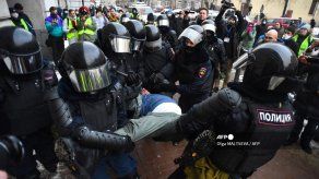La policía rusa detiene a cientos de personas en manifestaciones pro-Navalni