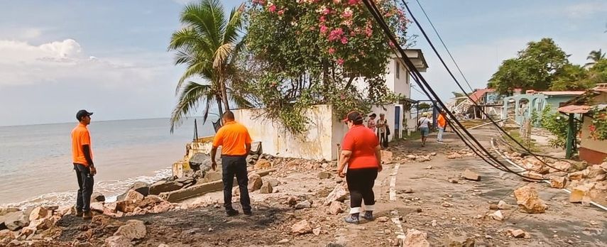 El mar de fondo registrado en el Pacífico panameño provocó afectaciones en las áreas costeras de Panamá Oeste, dejando al menos 60 casas afectadas entre ellas 7 inhabilitadas, según el Sinaproc. El mar de fondo registrado en el Pacífico panameño provocó afectaciones en las áreas costeras de Panamá Oeste, dejando al menos 60 casas afectadas entre ellas 7 inhabilitadas, según el Sinaproc.