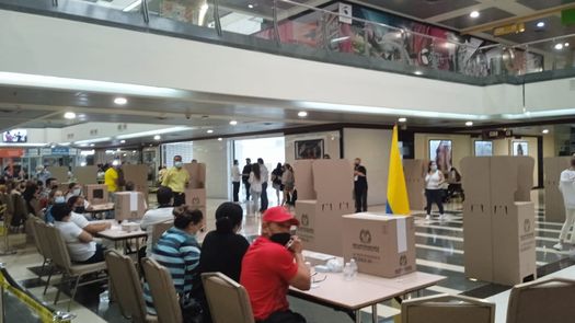 Colombianos en Panamá acuden a las urnas para elección de nuevo presidente