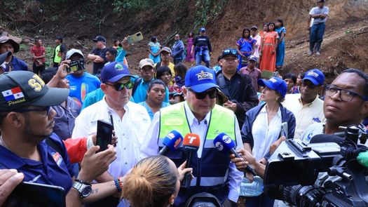 El ministro de Obras Públicas (MOP), José Luis Andrade, anunció que entre julio y agosto de 2026 deberán estar concluidos los primeros 50 zarzos que se construyen en la comarca Ngäbe Buglé, como parte del programa “100 Puentes Zarzos”. El ministro de Obras Públicas (MOP), José Luis Andrade, anunció que entre julio y agosto de 2026 deberán estar concluidos los primeros 50 zarzos que se construyen en la comarca Ngäbe Buglé, como parte del programa “100 Puentes Zarzos”.