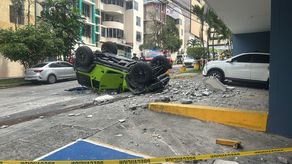 Bomberos rescatan a conductor que cayó con su vehículo desde un primer piso en Pueblo Nuevo