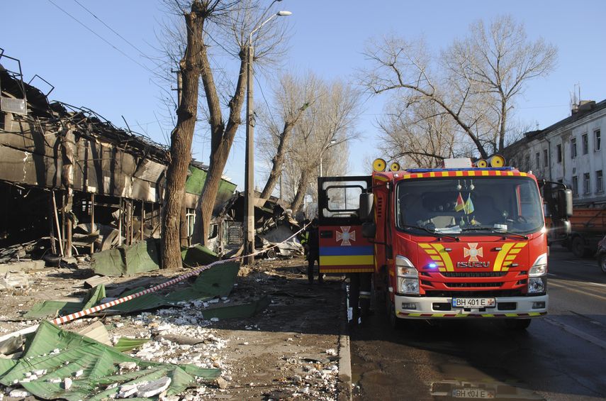 El presidente ruso, Vladimir Putin, anunció una tregua en Ucrania del 8 al 10 de mayo, por los 80 años de la victoria de Rusia contra la Alemania nazi, pero advirtió que Moscú responderá si Kiev viola el cese el fuego. El presidente ruso, Vladimir Putin, anunció una tregua en Ucrania del 8 al 10 de mayo, por los 80 años de la victoria de Rusia contra la Alemania nazi, pero advirtió que Moscú responderá si Kiev viola el cese el fuego.