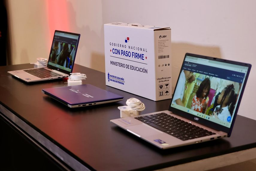 El Ministerio de Educación (Meduca) inició la entrega de computadoras portátiles con inteligencia artificial a docentes del sector oficial de todo el país