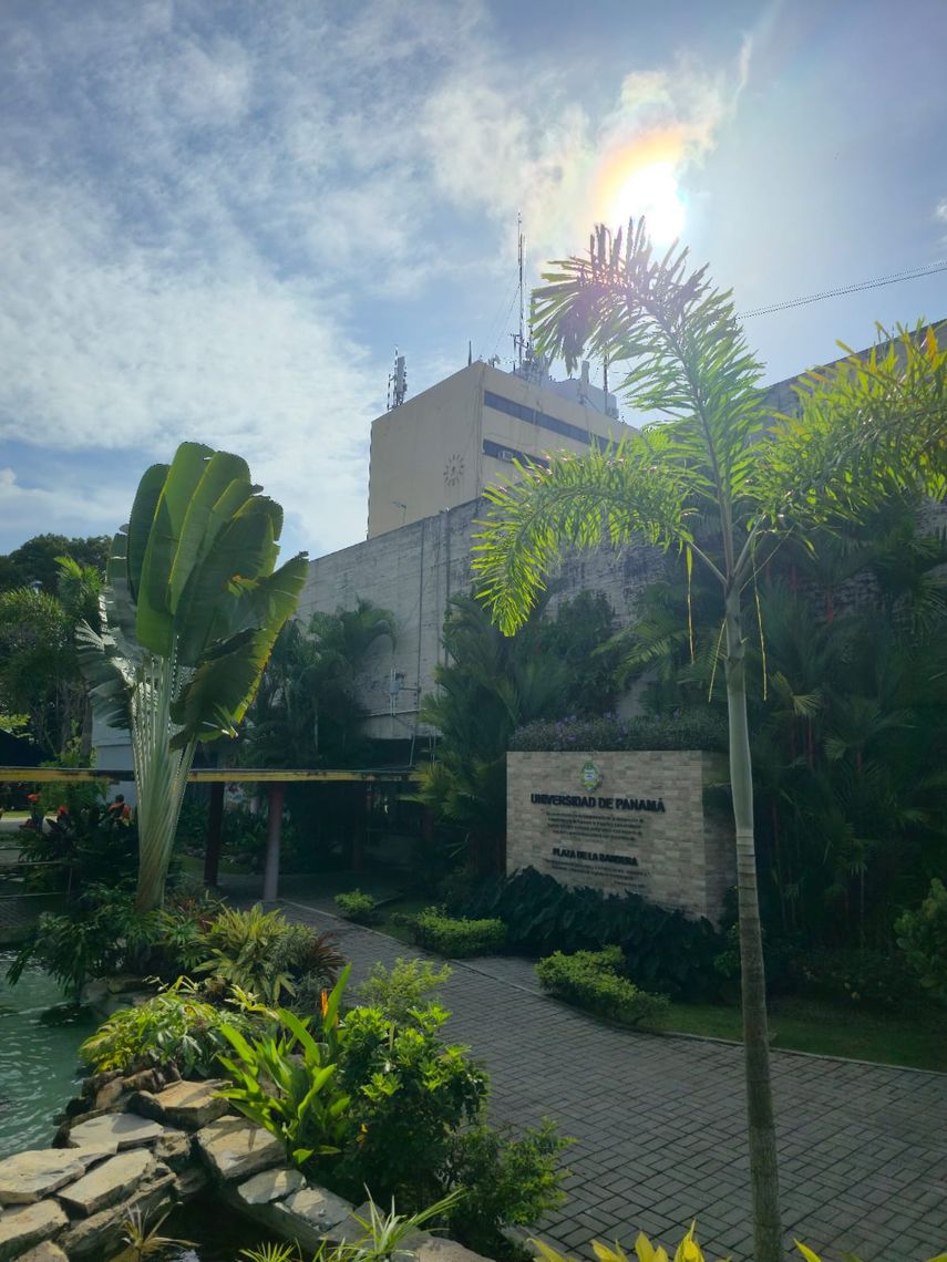 La Universidad de Panamá defendió la transparencia del proceso de construcción del nuevo Centro Regional Universitario de San Miguelito (CRUSAM), una obra que califican como “la más grande desde la edificación del campus Octavio Méndez Pereira”. La Universidad de Panamá defendió la transparencia del proceso de construcción del nuevo Centro Regional Universitario de San Miguelito (CRUSAM), una obra que califican como “la más grande desde la edificación del campus Octavio Méndez Pereira”.