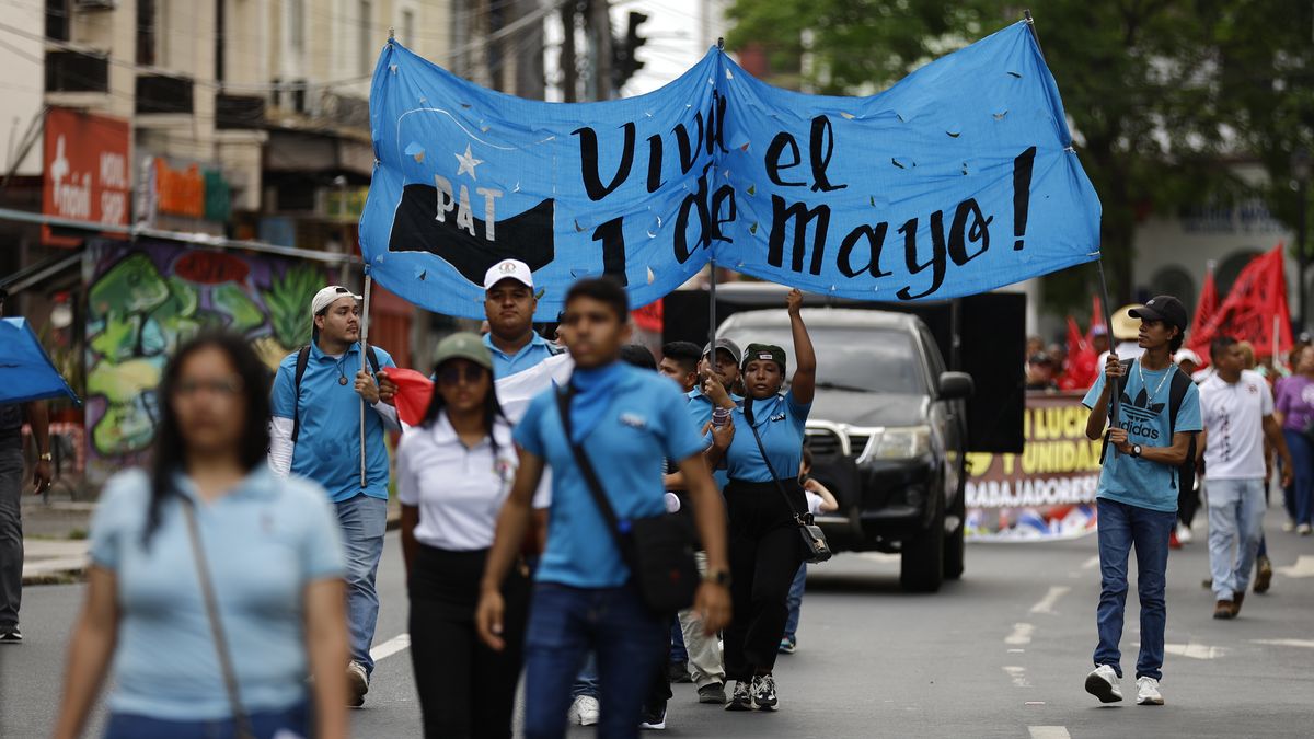 Miembros de los diferentes sindicatos marcharon este 1 de mayo en Panamá. EFE Miembros de los diferentes sindicatos marcharon este 1 de mayo en Panamá. EFE