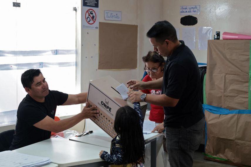 Perú vota por nuevo presidente agotados por el crimen y la convulsión política