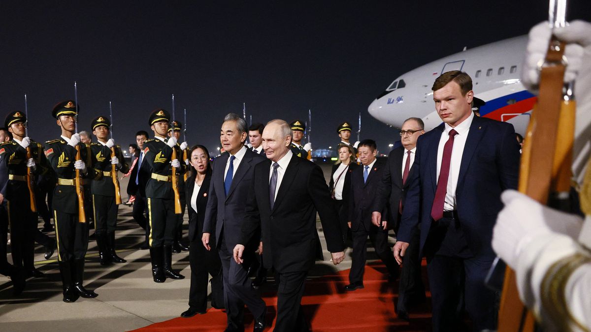 Putin esperará que China profundice su compromiso con Moscú, después de que Trump dijera a Fox News durante su visita que Pekín había acordado comprar petróleo estadounidense. Putin esperará que China profundice su compromiso con Moscú, después de que Trump dijera a Fox News durante su visita que Pekín había acordado comprar petróleo estadounidense.