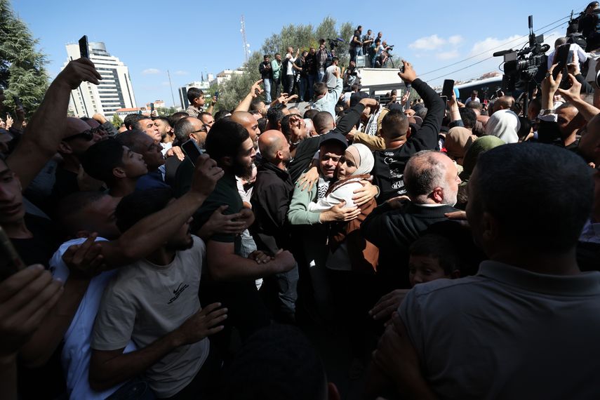 Un total de 154 prisioneros palestinos liberados por Israel para ser deportados según el acuerdo de alto el fuego entre Israel y Hamás llegaron al norte de Egipto tras cruzar el paso fronterizo de Kerem Shalom, controlado por las autoridades israelíes, según pudo constatar EFE este lunes sobre el terreno. Un total de 154 prisioneros palestinos liberados por Israel para ser deportados según el acuerdo de alto el fuego entre Israel y Hamás llegaron al norte de Egipto tras cruzar el paso fronterizo de Kerem Shalom, controlado por las autoridades israelíes, según pudo constatar EFE este lunes sobre el terreno.