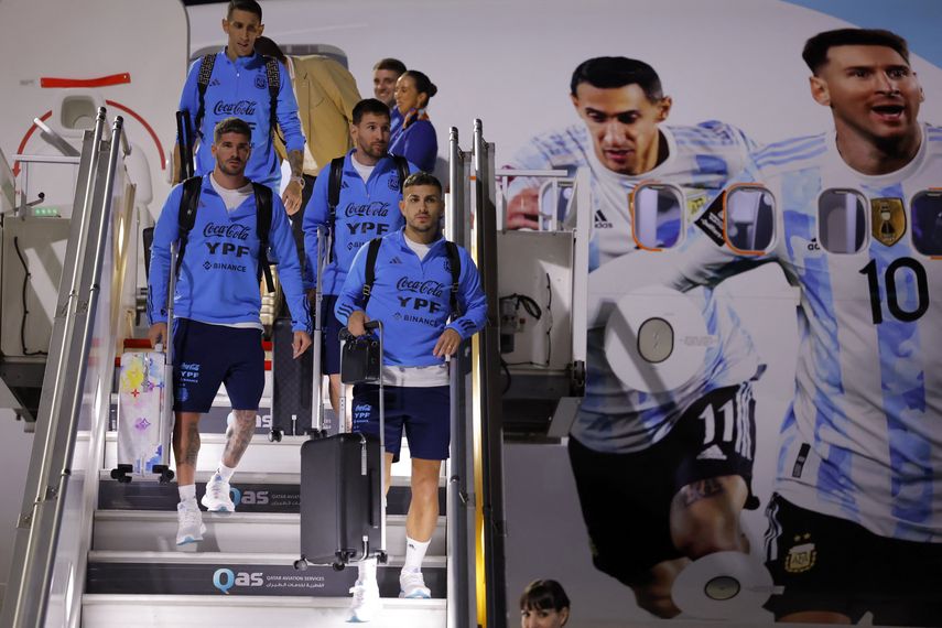 La selección argentina, una de las favoritas en el Mundial de fútbol de Catar-2022, llegó liderada por Leo Messi
