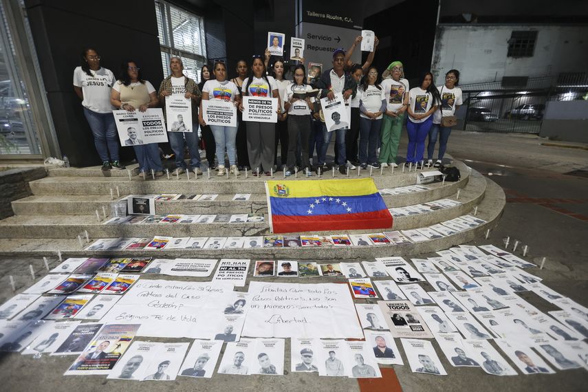 Venezuela liberó el miércoles a 14 periodistas en medio del lento proceso de excarcelaciones prometido por el gobierno interino bajo presión de Estados Unidos.