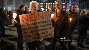 Alemanes protestan en contra del uso de la mascarilla