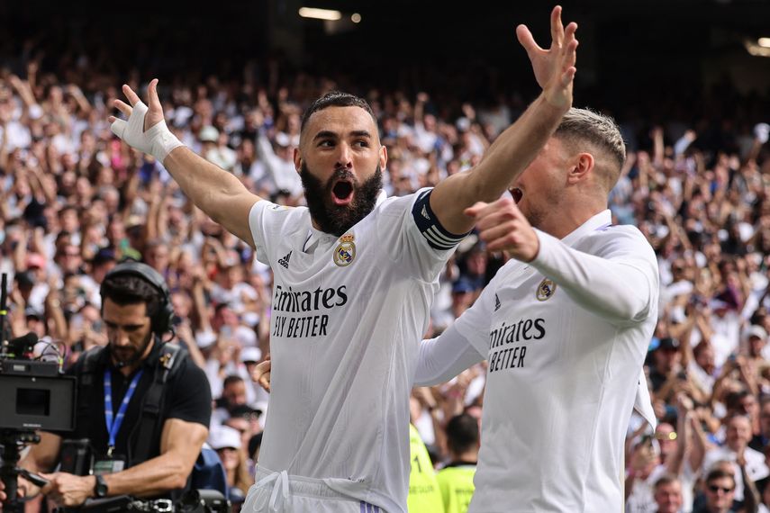 La salida de Karim Benzema ha pillado con el pie cambiado al Real Madrid, que en apenas dos días ha visto con se le deshacía el ataque con la partida del francés y tres atacantes.