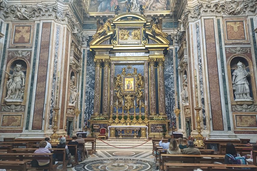 Entre peregrinos tristes y turistas, Santa María la Mayor espera el entierro del papa