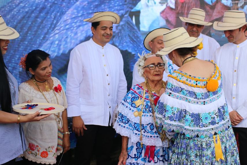 Reconocimientos a artesanos en el Desfile de Las Mil Polleras. Cortesía: @ATP_panama