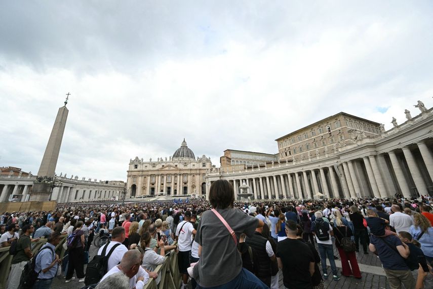 El papa saluda a la multitud en el Vaticano, por primera vez desde su operación de cáncer