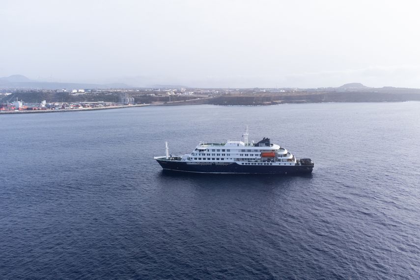 El crucero fondeado frente a las costas de Cabo Verde partirá hacia Canarias o Países Bajos una vez que haya evacuado tres casos sospechosos de hantavirus a través de este país de África Occidental, informó este martes la OMS a la AFP.