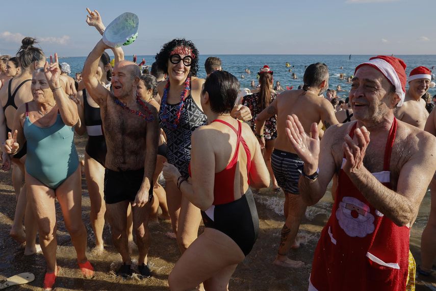 Más un bañista desafió el frío de invierno en Barcelona. Más un bañista desafió el frío de invierno en Barcelona.