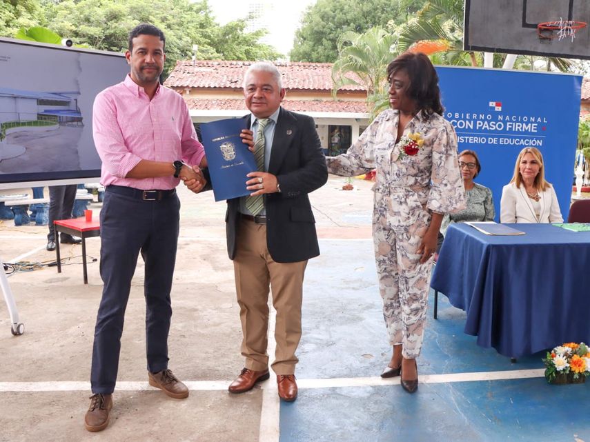 El Meduca señaló que estos proyectos buscan fortalecer la infraestructura, de la comunidad educativa. El Meduca señaló que estos proyectos buscan fortalecer la infraestructura, de la comunidad educativa.