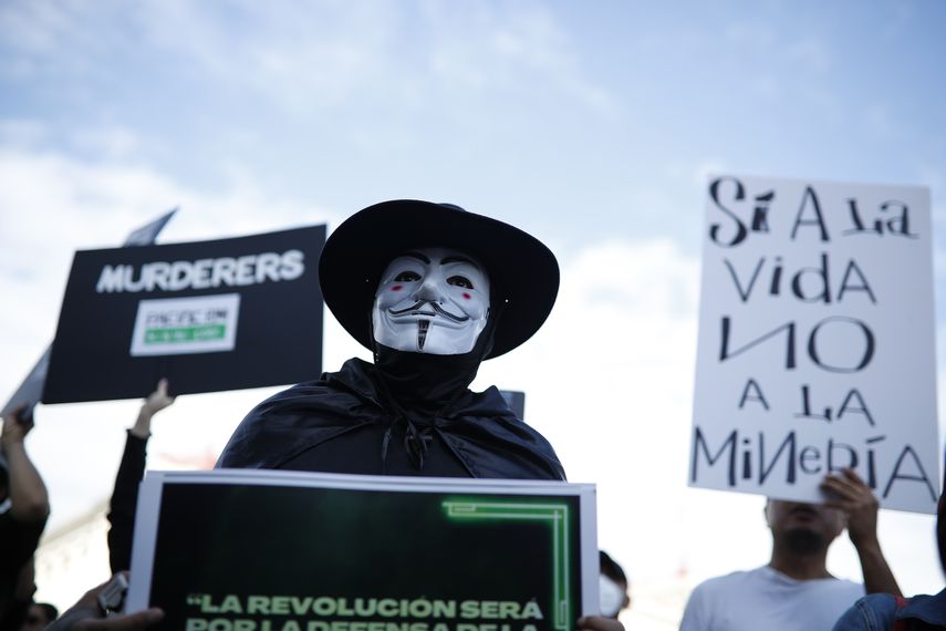 Cerca de la mitad de los salvadoreños rechaza la idea del presidente Nayib Bukele de implementar la minería metálica en el país, de acuerdo con una encuesta realizada por una universidad privada divulgada este martes. Cerca de la mitad de los salvadoreños rechaza la idea del presidente Nayib Bukele de implementar la minería metálica en el país, de acuerdo con una encuesta realizada por una universidad privada divulgada este martes.