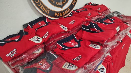Inspectores de la Zona Occidental de la Autoridad Nacional de Aduanas retuvieron 73 camisetas de la Selección de Panamá de fútbol que presuntamente serían falsificadas, durante una diligencia realizada en Paso Canoas, cerca de la línea fronteriza. Inspectores de la Zona Occidental de la Autoridad Nacional de Aduanas retuvieron 73 camisetas de la Selección de Panamá de fútbol que presuntamente serían falsificadas, durante una diligencia realizada en Paso Canoas, cerca de la línea fronteriza.