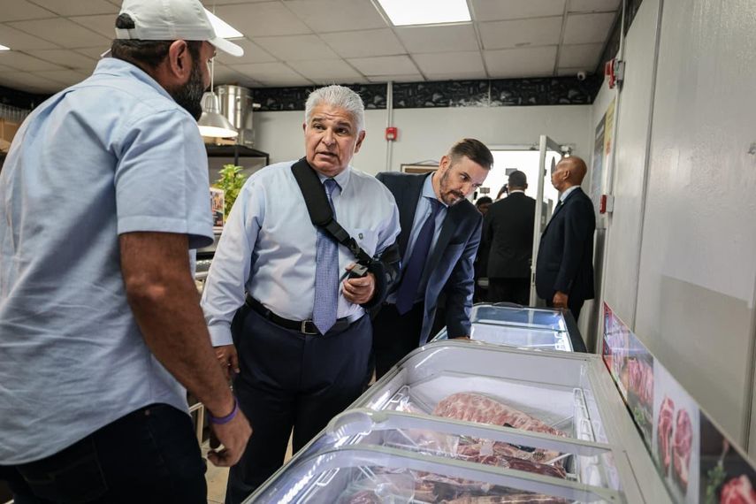 Mulino recorrió el área de cajas, de almacenaje de producto y el cuarto frío. Mulino recorrió el área de cajas, de almacenaje de producto y el cuarto frío.