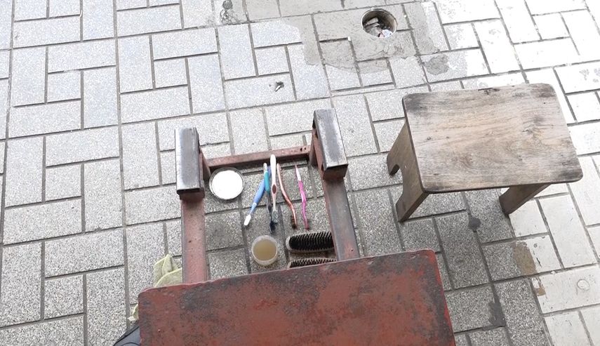 En el Parque Cervantes de David, muchas personas que se dedicaban a trabajos informales, como quienes limpian zapatos están preocupados por la falta de clientes.