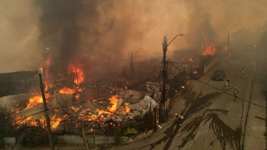 Los incendios forestales en Chile devastadon a varios poblados. AFP Los incendios forestales en Chile devastadon a varios poblados. AFP