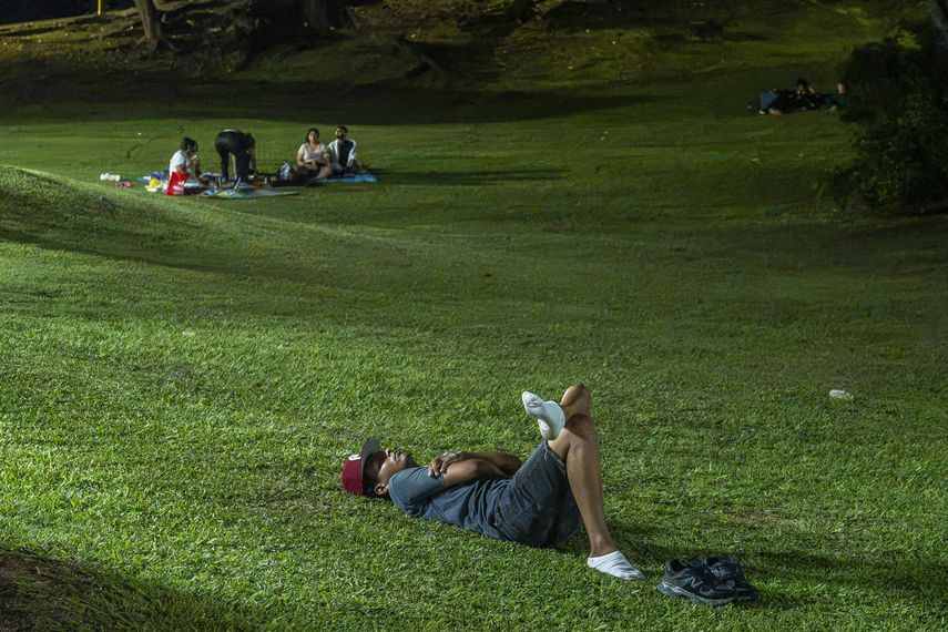 Adrenalina, vigilancia y pacientes en las calles por el terremoto de magnitud 7,5