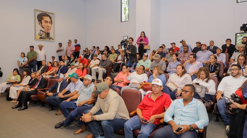 Productores de arroz se reunieron con diputados en la sede del Parlatino. Productores de arroz se reunieron con diputados en la sede del Parlatino.