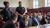 Luigi Mangione, acusado de matar a tiros en una calle de Manhattan al director ejecutivo de UnitedHealthCare, la mayor aseguradora de salud de Estados Unidos, admitió el viernes ante una jueza federal de Nueva York haberle disparado. Luigi Mangione, acusado de matar a tiros en una calle de Manhattan al director ejecutivo de UnitedHealthCare, la mayor aseguradora de salud de Estados Unidos, admitió el viernes ante una jueza federal de Nueva York haberle disparado.
