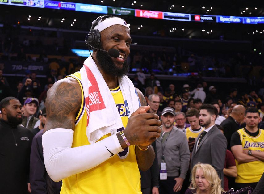 LeBron James, la superestrella de Los Angeles Lakers, se erigió el martes como el rey de los anotadores de la NBA batiendo el récord que ostentó Kareem Abdul-Jabbar durante 39 años.