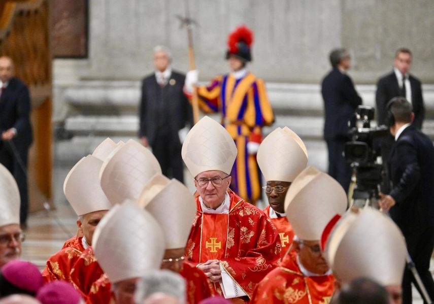 Los 133 cardenales electores comenzaron la procesión que desde la Capilla Paulina les llevará a la Capilla Sixtina, donde se encerrarán en el cónclave que elegirá al 267 papa de la historia de la Iglesia Católica para una primera votación en busca del sucesor de Francisco. Los 133 cardenales electores comenzaron la procesión que desde la Capilla Paulina les llevará a la Capilla Sixtina, donde se encerrarán en el cónclave que elegirá al 267 papa de la historia de la Iglesia Católica para una primera votación en busca del sucesor de Francisco. 