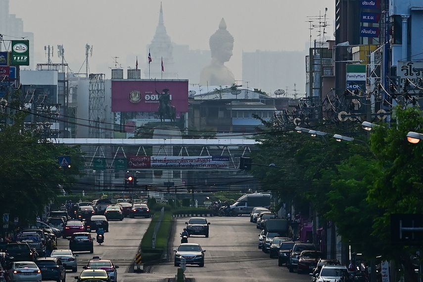 Bangkok, la capital de Tailandia, superó de nuevo este jueves los límites de contaminación del aire, y unas 200.000 personas en todo el país fueron hospitalizadas esta semana por problemas respiratorios.