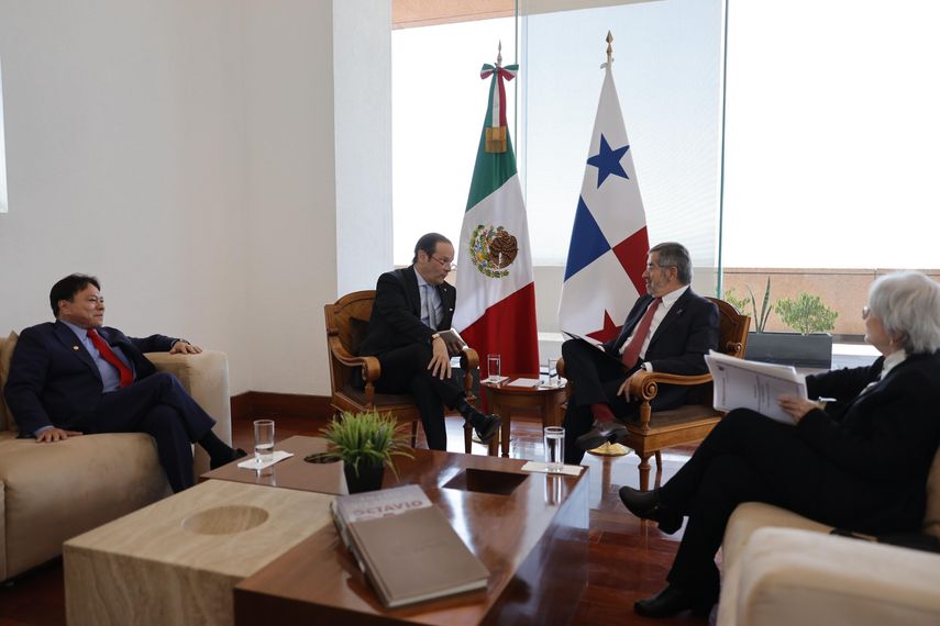 México celebró la propuesta panameña de conmemorar el Bicentenario del Congreso Anfictiónico de 1826 y la posibilidad de que Panamá sea la sede de la 56ª Asamblea General de la Organización de Estados Americanos en 2026. México celebró la propuesta panameña de conmemorar el Bicentenario del Congreso Anfictiónico de 1826 y la posibilidad de que Panamá sea la sede de la 56ª Asamblea General de la Organización de Estados Americanos en 2026.