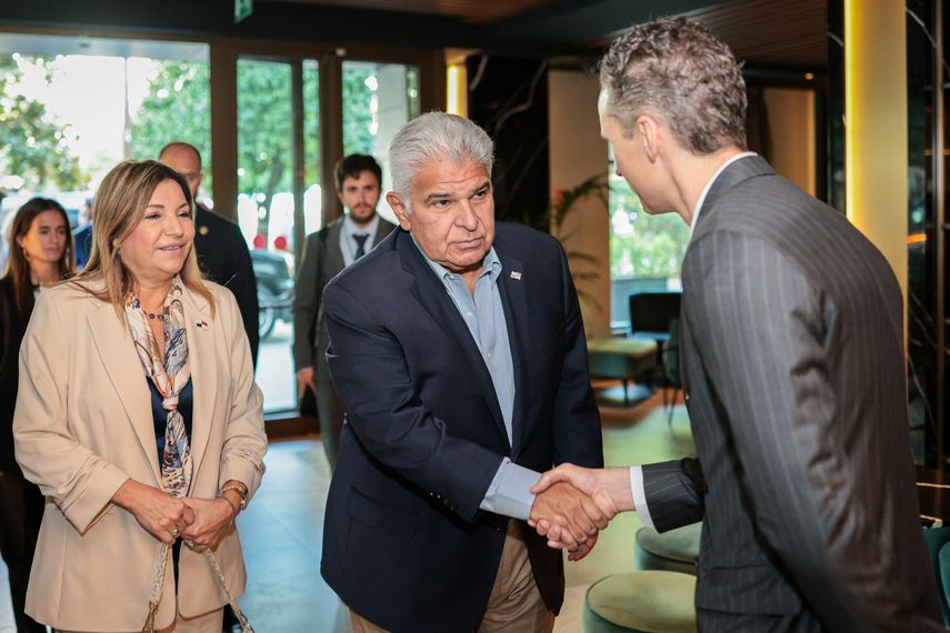 El Presidente de la República, José Raúl Mulino, llegó a Sevilla dando inicio a una visita oficial, hasta el próximo domingo, que incluye encuentros de alto nivel, entre ellos una audiencia con el Rey Felipe IV, y reuniones con los mandatarios de España y Ecuador. El Presidente de la República, José Raúl Mulino, llegó a Sevilla dando inicio a una visita oficial, hasta el próximo domingo, que incluye encuentros de alto nivel, entre ellos una audiencia con el Rey Felipe IV, y reuniones con los mandatarios de España y Ecuador.