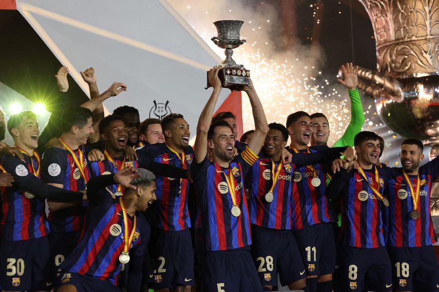 Gavi da la Supercopa de España al Barcelona. AFP