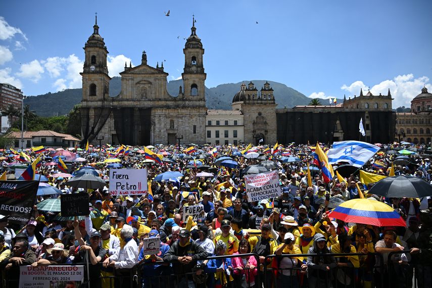 Miles protestan en Colombia contra el gobierno de Gustavo Petro