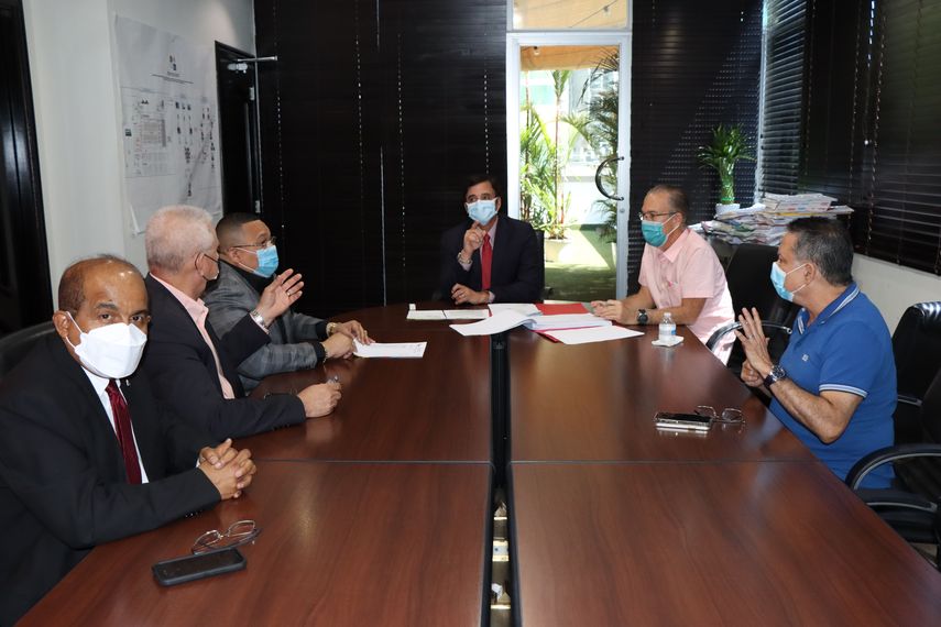 Contralor se reúne con alcaldes y representantes