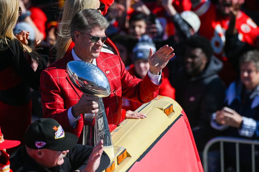 El tiroteo ensombreció el Día de San Valentín de los Kansas City Chiefs, festejando su tercer Super Bowl en cinco años con un desfile junto a sus fans El tiroteo ensombreció el Día de San Valentín de los Kansas City Chiefs, festejando su tercer Super Bowl en cinco años con un desfile junto a sus fans