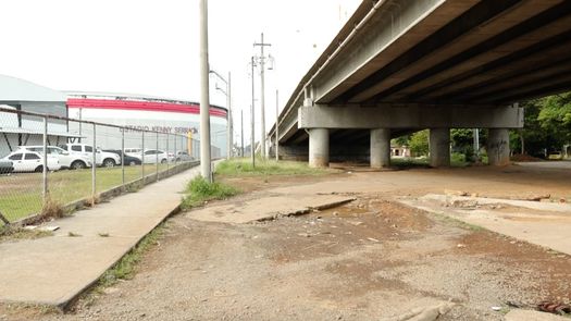 El único puente vehicular que se construyó en David no ha sido terminado en más de 10 años en la parte de abajo donde conecta con la interamericana, según las autoridades por cuestiones legales.