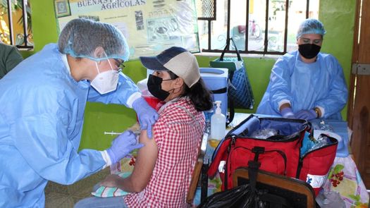 Personal de SySO y enfermería realizaron una jornada de vacunación en las fincas bananeras contra el Covid-19.