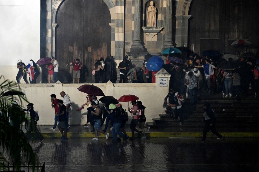 Hasta altas horas de la noche, las manifestaciones pacíficas realizadas este jueves, terminaron en nuevos enfrentamientos en varios puntos de la ciudad de Panamá entre manifestantes y unidades del control de multitudes. Hasta altas horas de la noche, las manifestaciones pacíficas realizadas este jueves, terminaron en nuevos enfrentamientos en varios puntos de la ciudad de Panamá entre manifestantes y unidades del control de multitudes.