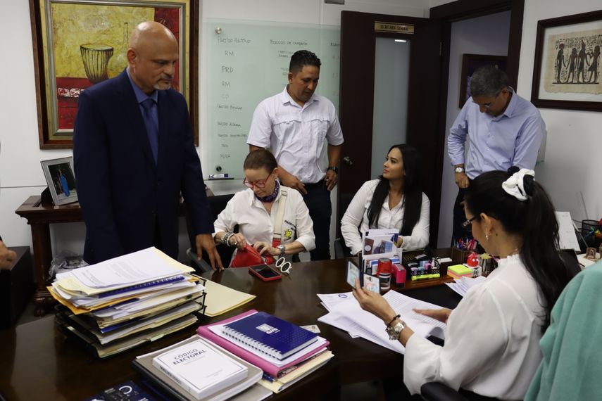 Ernesto Cedeño y Ricardo Lombana lideraron la grupo que presentó la querella ante la Fiscalía de Cuentas. Ernesto Cedeño y Ricardo Lombana lideraron la grupo que presentó la querella ante la Fiscalía de Cuentas.