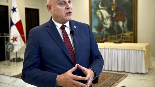 Panamá aspira a llegar a un entendimiento con China en la reunión prevista este martes entre los cancilleres de ambos países en Nueva York (EE.UU.), que distienda la relación bilateral, afectada por la salida forzada de un operador chino de dos puertos cercanos al Canal y la detención masiva en terminales del país asiático de buques de bandera panameña. Panamá aspira a llegar a un entendimiento con China en la reunión prevista este martes entre los cancilleres de ambos países en Nueva York (EE.UU.), que distienda la relación bilateral, afectada por la salida forzada de un operador chino de dos puertos cercanos al Canal y la detención masiva en terminales del país asiático de buques de bandera panameña.