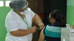 Vacunados contra covid son 6 veces menos infecciosos del virus