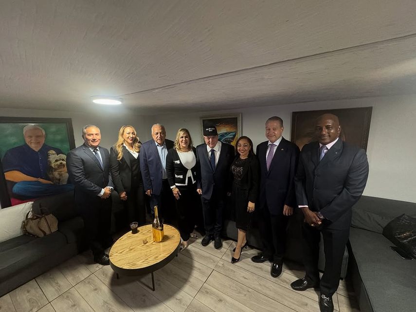 Los Gobiernos panameño y nicaragüense "están en comunicación" en busca de un "entendimiento" que permita la salida "segura" hacia Nicaragua del expresidente de Panamá Ricardo Martinelli, quien se refugió hace más de un año en la Embajada nicaragüense. Los Gobiernos panameño y nicaragüense "están en comunicación" en busca de un "entendimiento" que permita la salida "segura" hacia Nicaragua del expresidente de Panamá Ricardo Martinelli, quien se refugió hace más de un año en la Embajada nicaragüense.