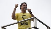 El exmandatario brasileño Jair Bolsonaro, en prisión por golpismo y quien este jueves se someterá a una cirugía por una hernia bilateral, reafirmó a su hijo mayor, el senador Flávio Bolsonaro, como candidato para las elecciones presidenciales de 2026 en Brasil. El exmandatario brasileño Jair Bolsonaro, en prisión por golpismo y quien este jueves se someterá a una cirugía por una hernia bilateral, reafirmó a su hijo mayor, el senador Flávio Bolsonaro, como candidato para las elecciones presidenciales de 2026 en Brasil.